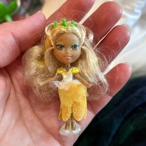 Mattel Barbie Mini B Doll D Blossom Beauties Deondra Daisy Doll and case